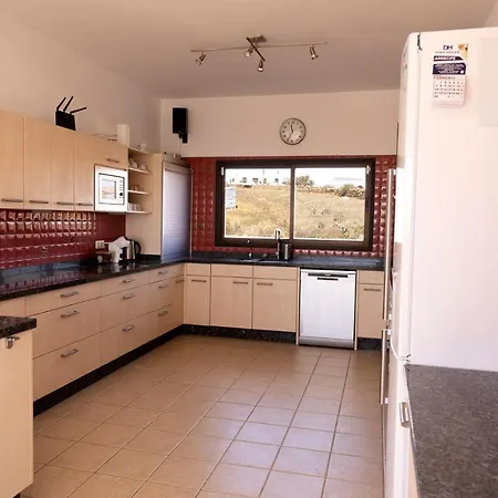 Montana Lanzarote - Large Private Pool - Sleeps 10 Villa