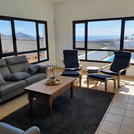Montana Lanzarote - Large Private Pool - Sleeps 10 Villa *