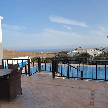 Montana Lanzarote - Large Private Pool - Sleeps 10 Villa *