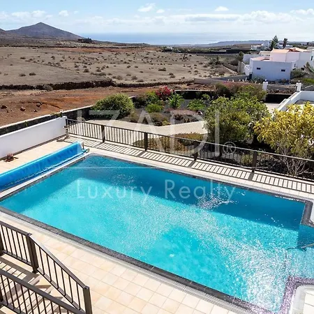 Montana Lanzarote - Large Private Pool - Sleeps 10 Villa *