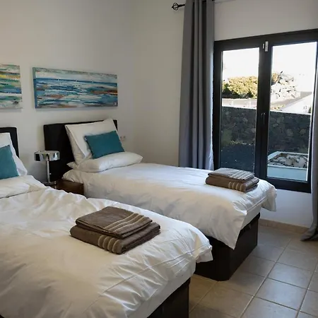 Montana Lanzarote - Large Private Pool - Sleeps 10 *