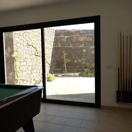 Villa Montana Lanzarote - Large Private Pool - Sleeps 10 *