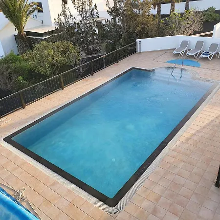 Villa Montana Lanzarote - Large Private Pool - Sleeps 10 *